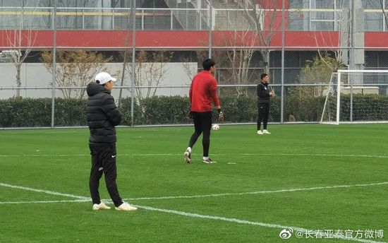 徐峥饰演的高志垒被裁后，在和家人携手前行、走出低谷的过程中，将爱化作了向前的勇气，朝着暖阳重新出发。