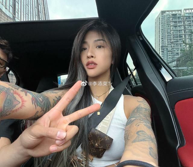 见到有媒体，她立刻用手里的包遮住隆起的肚子。